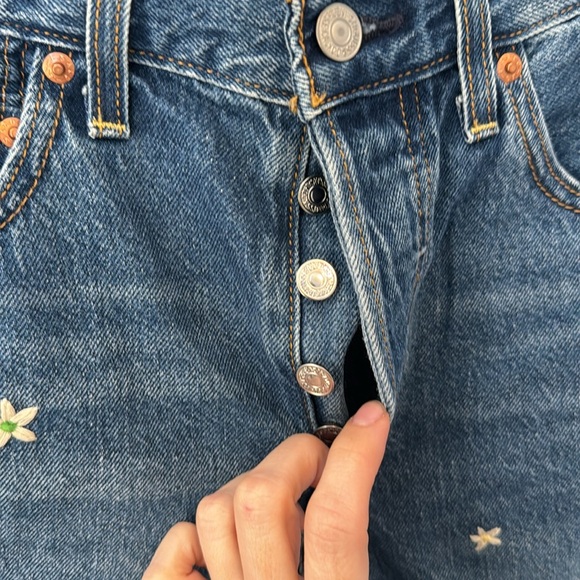 LEVI’S DAISY EMBROIDERED RIBCAGE SHORTS CUTOFF 26 - Picture 9 of 9